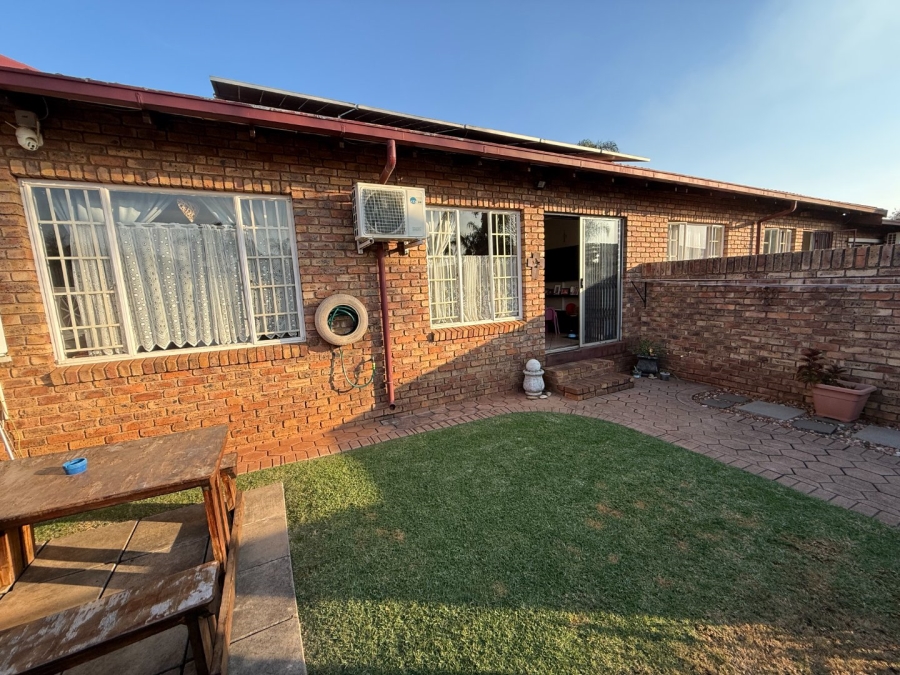 2 Bedroom Property for Sale in Rooihuiskraal North Gauteng