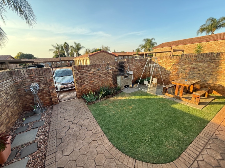 2 Bedroom Property for Sale in Rooihuiskraal North Gauteng