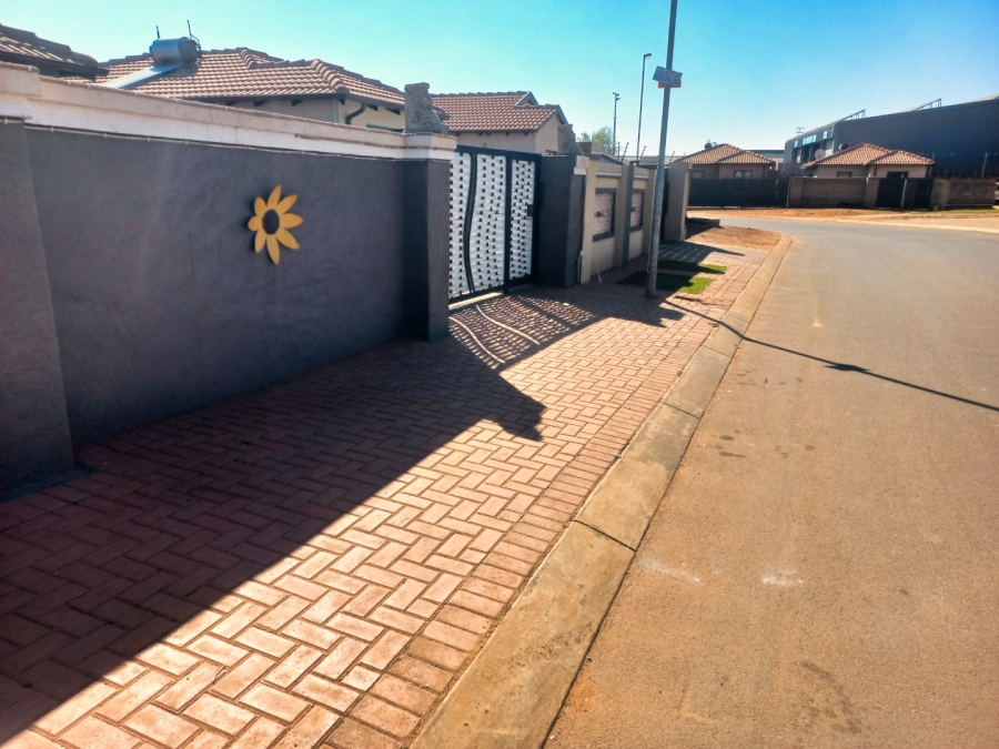 3 Bedroom Property for Sale in Windmill Park Gauteng