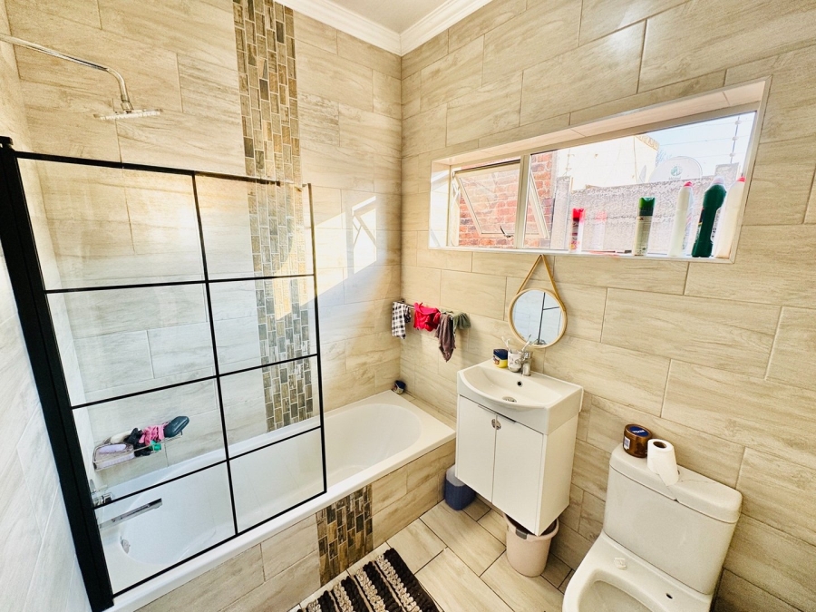 2 Bedroom Property for Sale in Bezuidenhout Valley Gauteng
