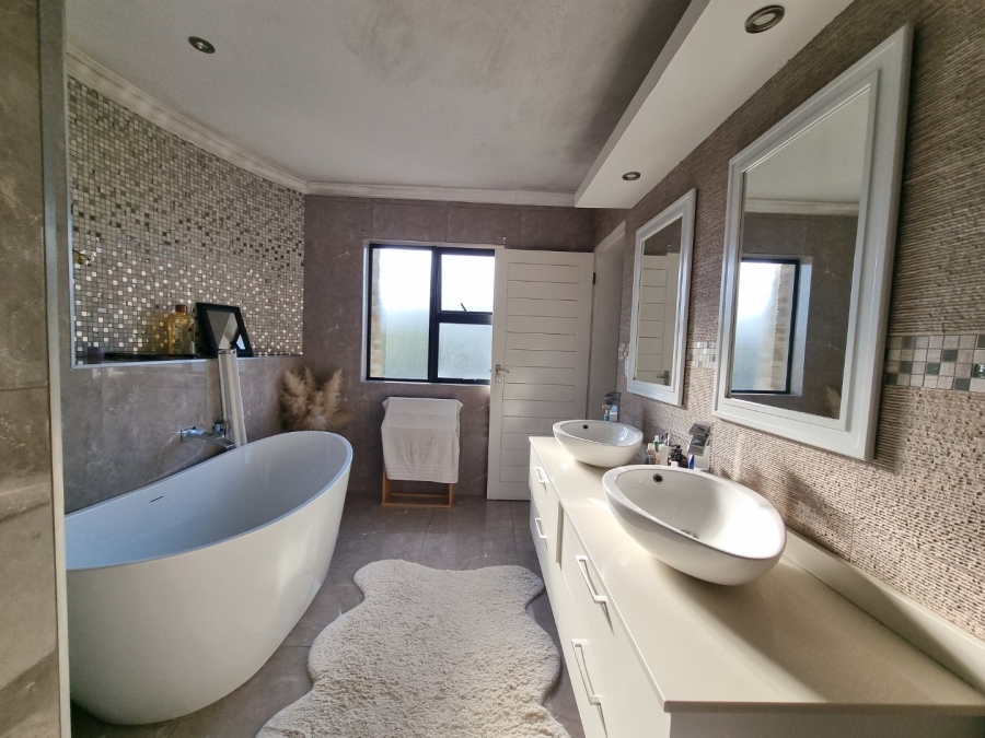 4 Bedroom Property for Sale in Copperleaf Estate Gauteng