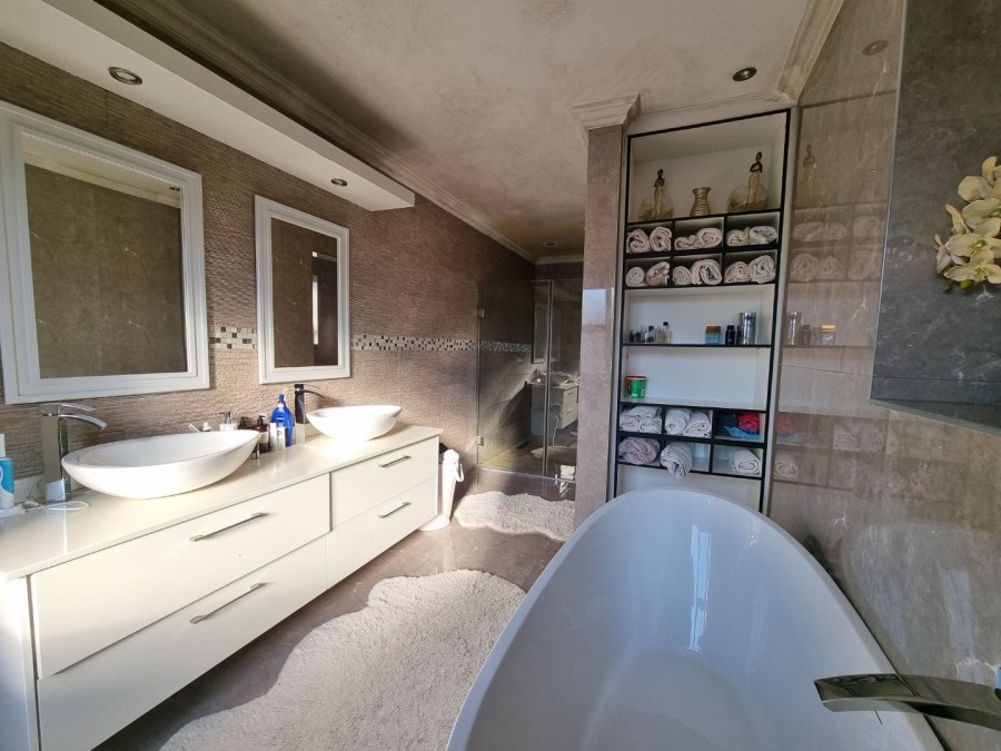 4 Bedroom Property for Sale in Copperleaf Estate Gauteng