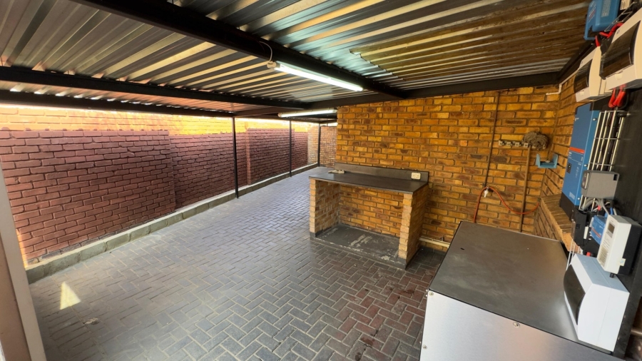 To Let 2 Bedroom Property for Rent in Rooihuiskraal North Gauteng