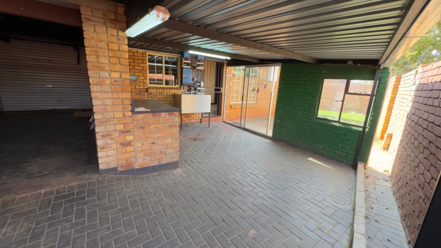To Let 2 Bedroom Property for Rent in Rooihuiskraal North Gauteng