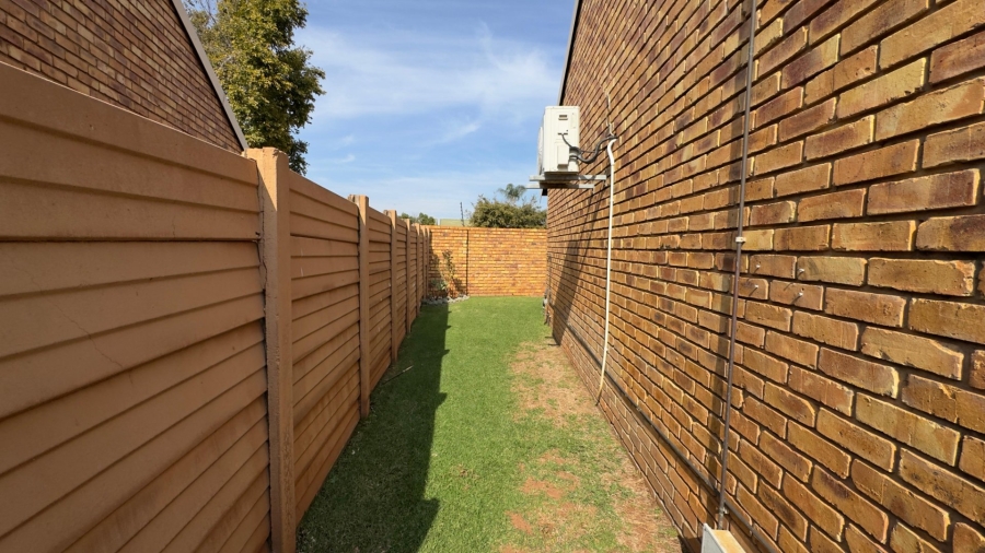 To Let 2 Bedroom Property for Rent in Rooihuiskraal North Gauteng