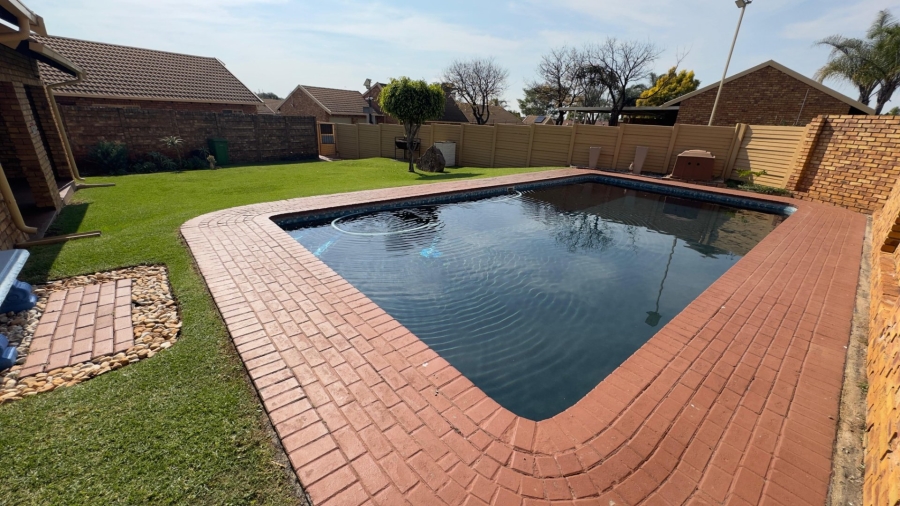 To Let 2 Bedroom Property for Rent in Rooihuiskraal North Gauteng