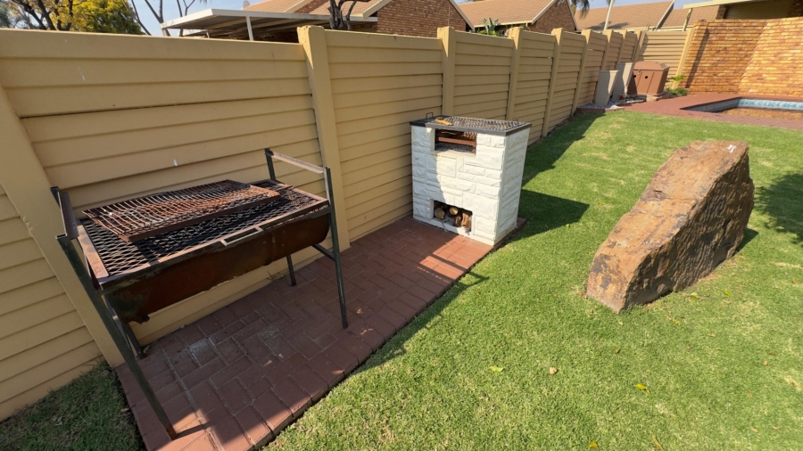 To Let 2 Bedroom Property for Rent in Rooihuiskraal North Gauteng