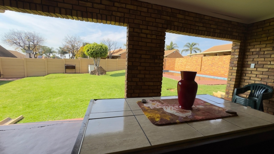 To Let 2 Bedroom Property for Rent in Rooihuiskraal North Gauteng