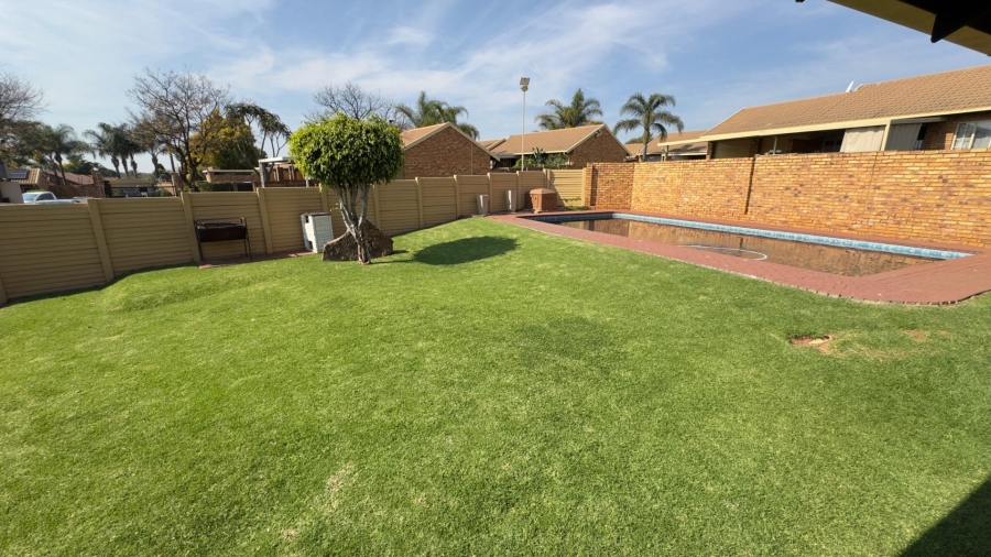 To Let 2 Bedroom Property for Rent in Rooihuiskraal North Gauteng