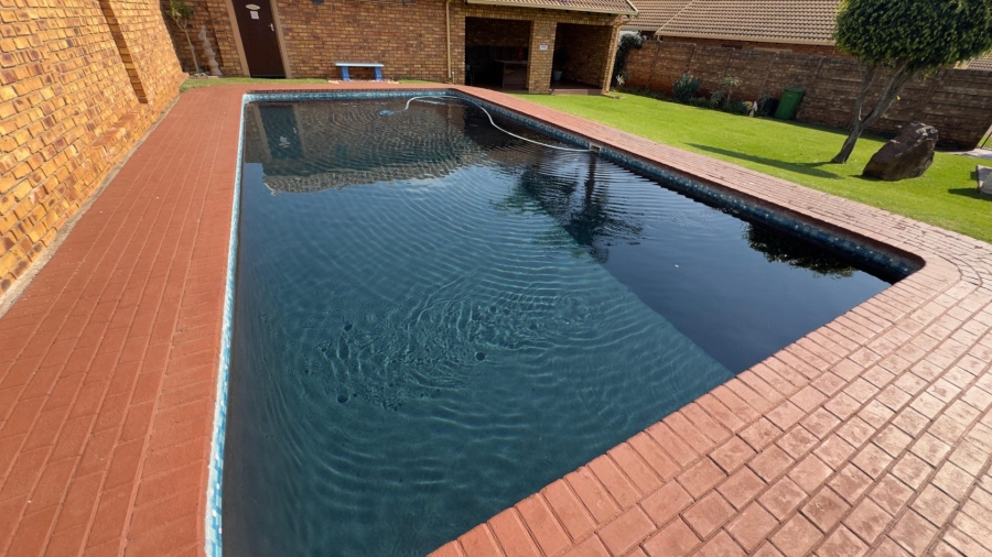 To Let 2 Bedroom Property for Rent in Rooihuiskraal North Gauteng