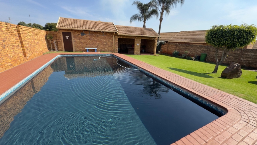 To Let 2 Bedroom Property for Rent in Rooihuiskraal North Gauteng