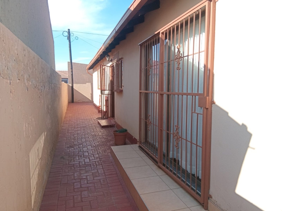  Bedroom Property for Sale in Dawn Park Gauteng