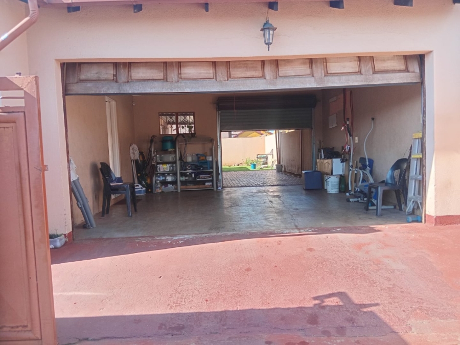  Bedroom Property for Sale in Dawn Park Gauteng