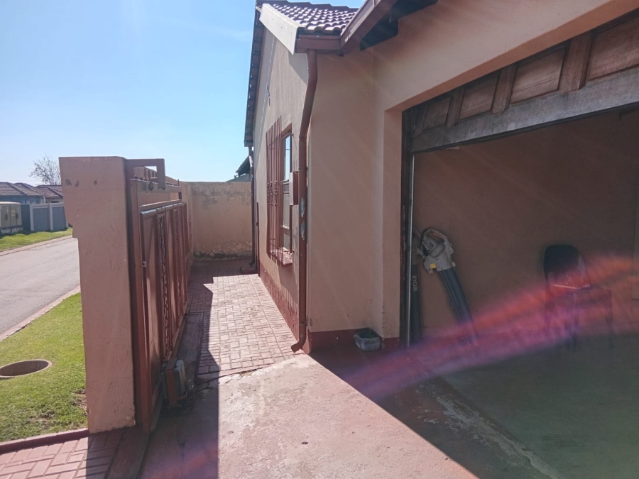  Bedroom Property for Sale in Dawn Park Gauteng