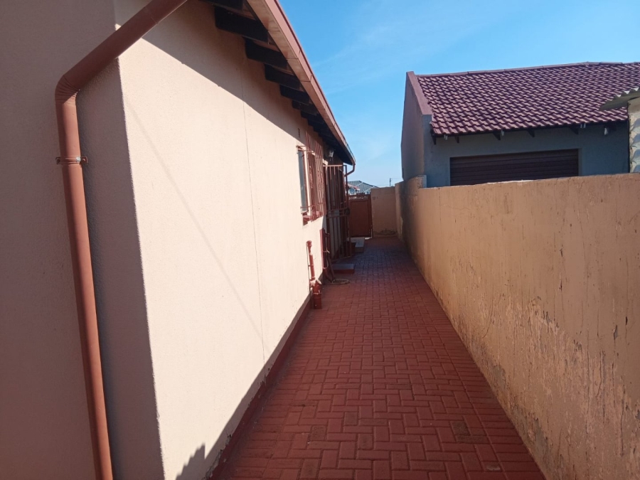  Bedroom Property for Sale in Dawn Park Gauteng