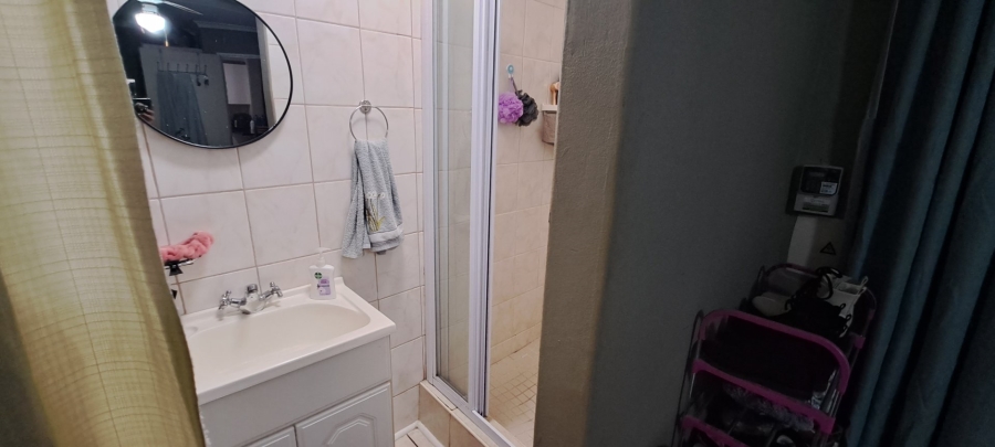 To Let 1 Bedroom Property for Rent in Edenvale Central Gauteng