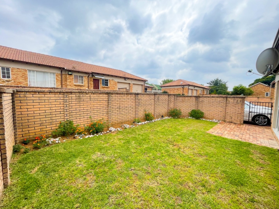 To Let 2 Bedroom Property for Rent in Kosmosdal Gauteng