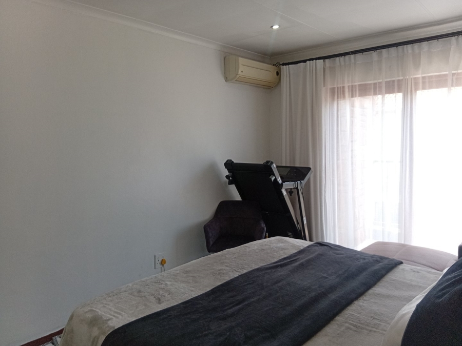 3 Bedroom Property for Sale in Bonaero Park Gauteng