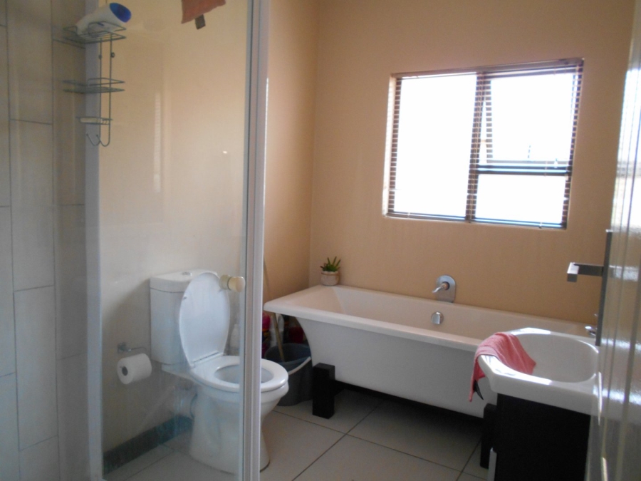 To Let 2 Bedroom Property for Rent in Amberfield Gauteng