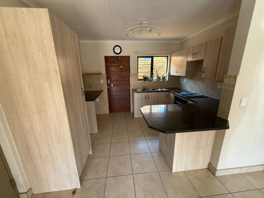 To Let 2 Bedroom Property for Rent in Eldoraigne Gauteng