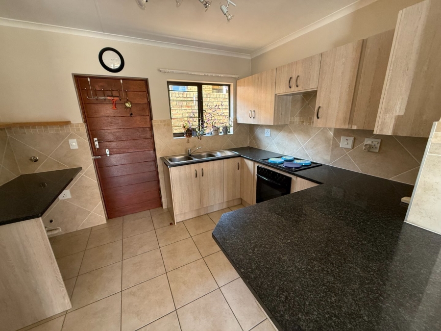 To Let 2 Bedroom Property for Rent in Eldoraigne Gauteng