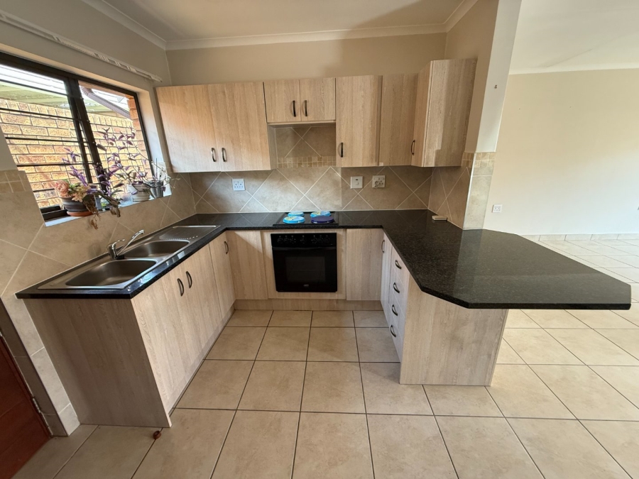 To Let 2 Bedroom Property for Rent in Eldoraigne Gauteng