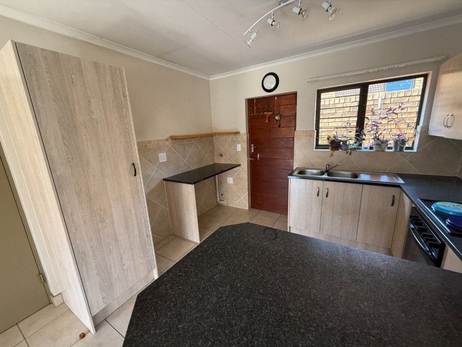 To Let 2 Bedroom Property for Rent in Eldoraigne Gauteng