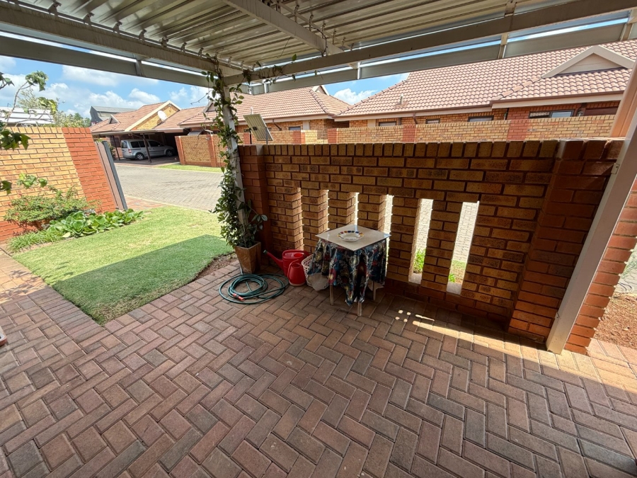 To Let 2 Bedroom Property for Rent in Eldoraigne Gauteng