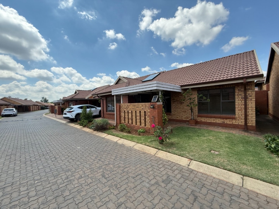 To Let 2 Bedroom Property for Rent in Eldoraigne Gauteng