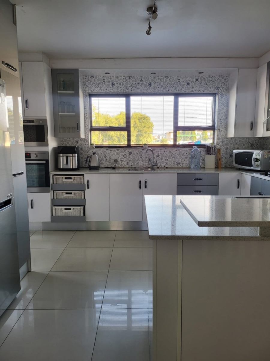4 Bedroom Property for Sale in Heuwelsig Estate Gauteng