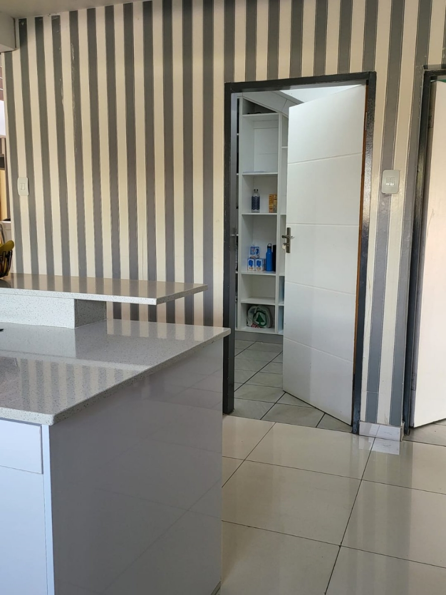 4 Bedroom Property for Sale in Heuwelsig Estate Gauteng