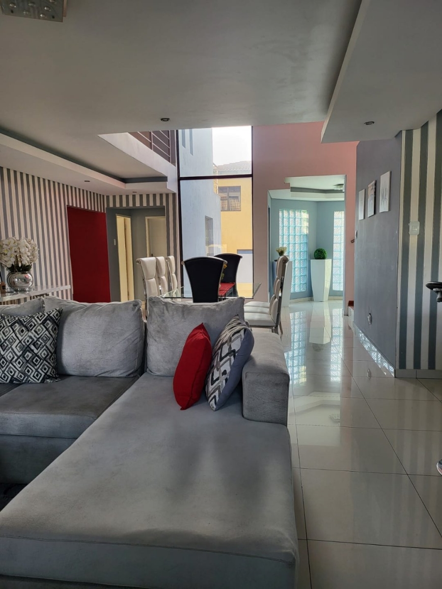 4 Bedroom Property for Sale in Heuwelsig Estate Gauteng