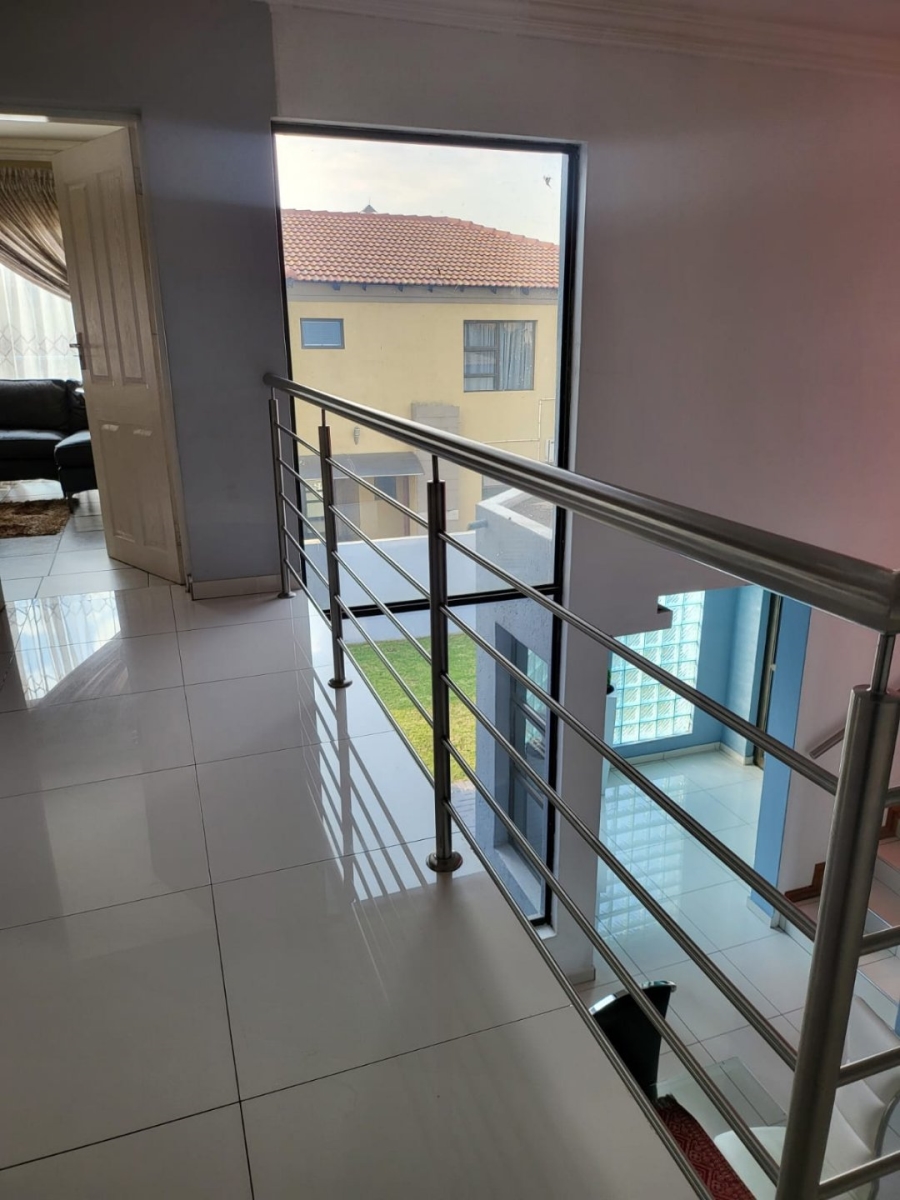 4 Bedroom Property for Sale in Heuwelsig Estate Gauteng