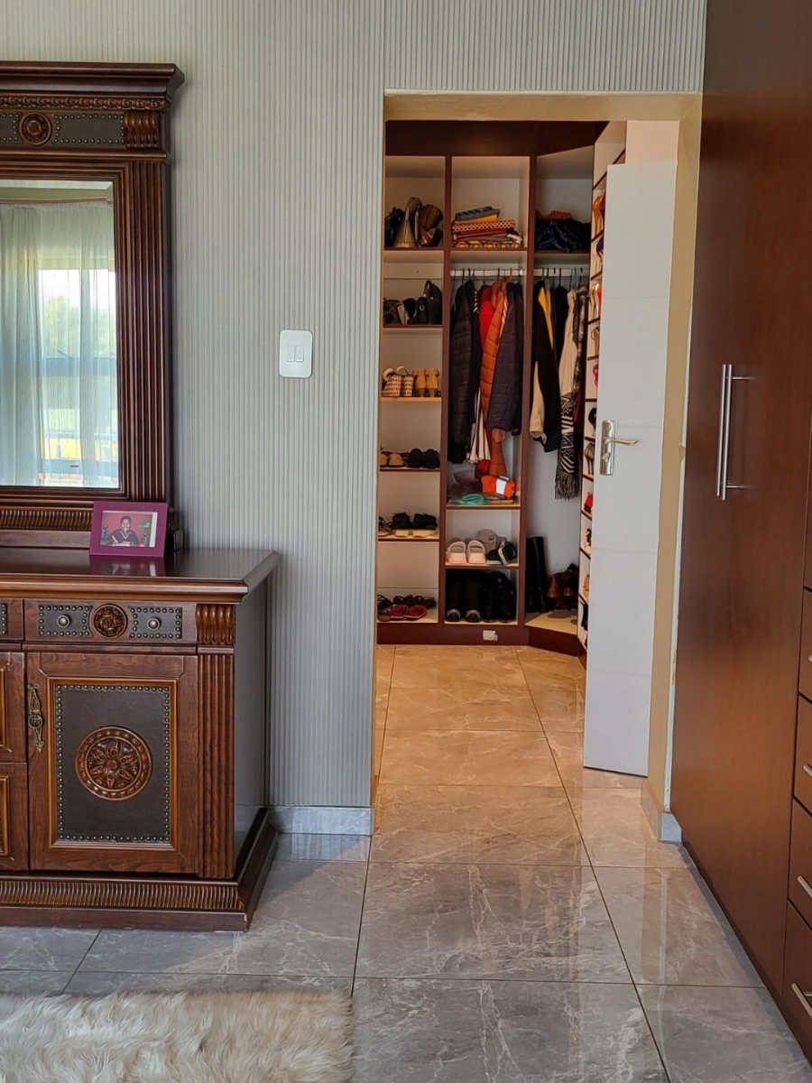 4 Bedroom Property for Sale in Heuwelsig Estate Gauteng