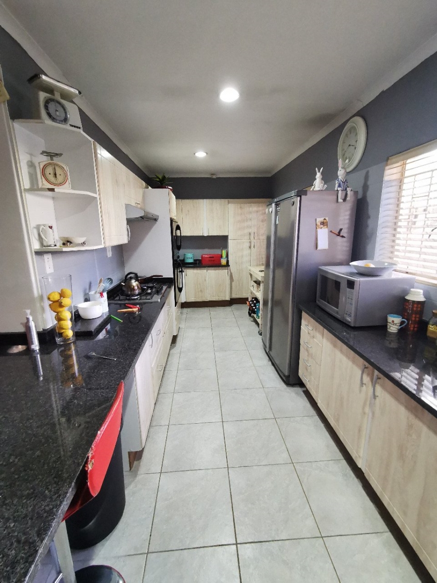 To Let 6 Bedroom Property for Rent in Wierda Park Gauteng