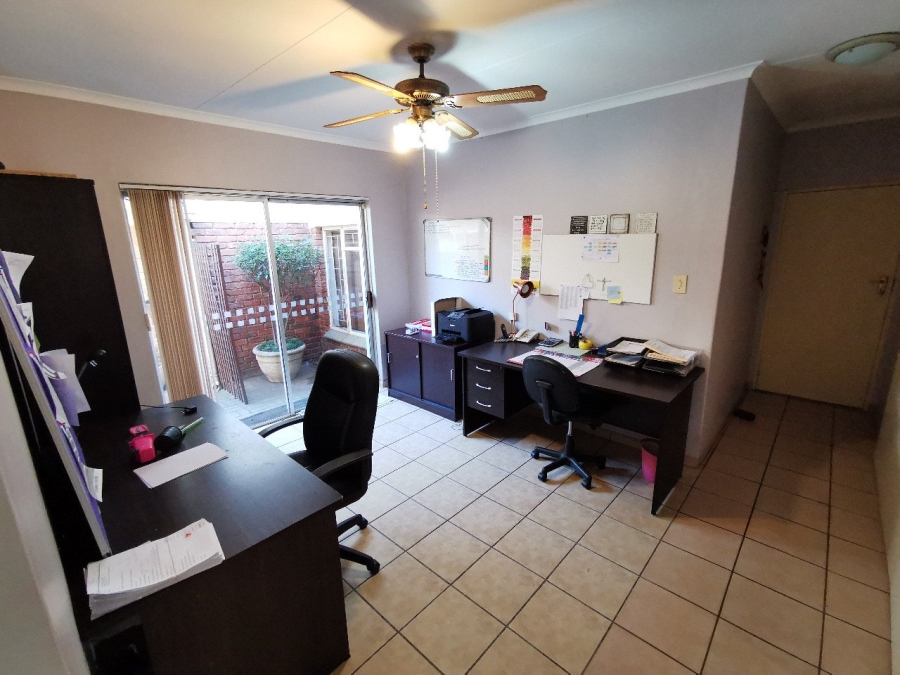 To Let 6 Bedroom Property for Rent in Wierda Park Gauteng