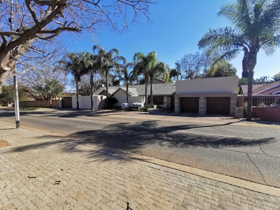 To Let 6 Bedroom Property for Rent in Wierda Park Gauteng