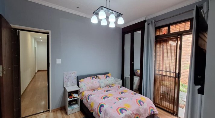 5 Bedroom Property for Sale in Constantia Kloof Gauteng