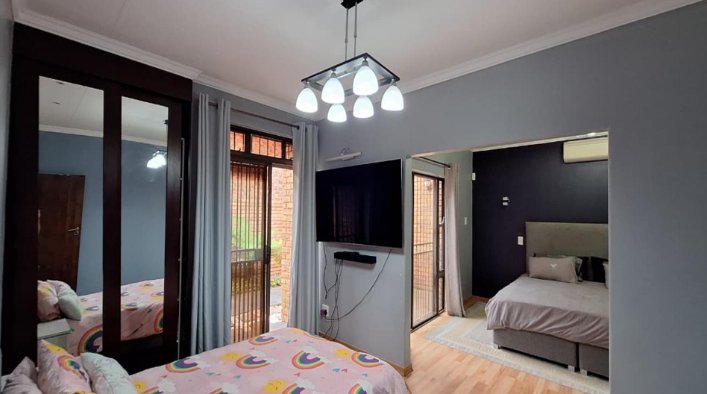 5 Bedroom Property for Sale in Constantia Kloof Gauteng