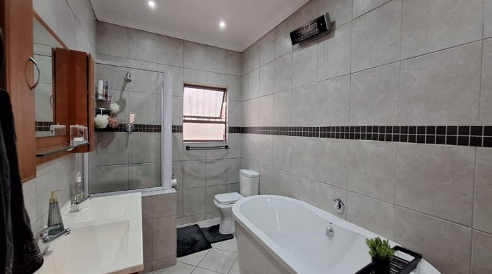 5 Bedroom Property for Sale in Constantia Kloof Gauteng