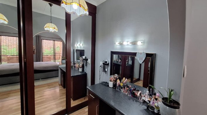 5 Bedroom Property for Sale in Constantia Kloof Gauteng