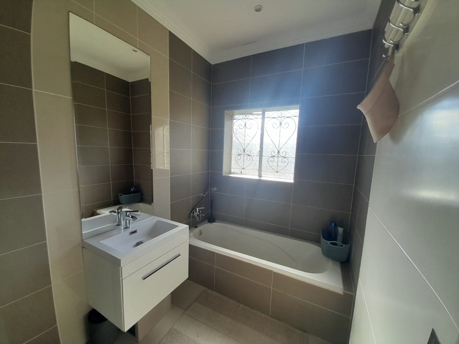 To Let 3 Bedroom Property for Rent in Ridgeway Gauteng