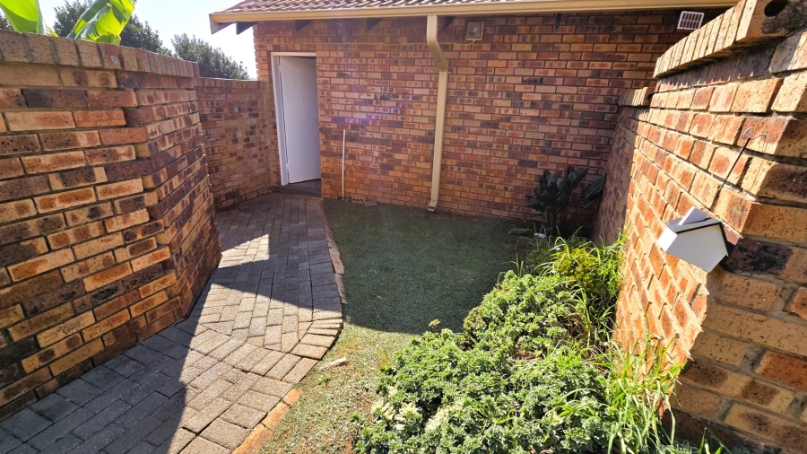 2 Bedroom Property for Sale in Faerie Glen Gauteng