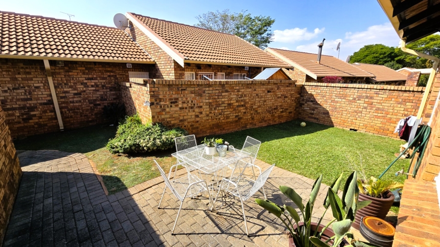 2 Bedroom Property for Sale in Faerie Glen Gauteng