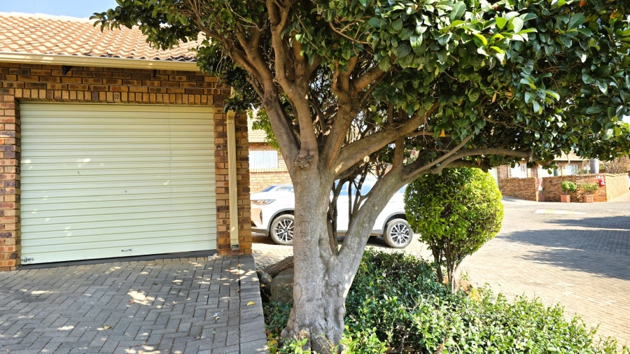 2 Bedroom Property for Sale in Faerie Glen Gauteng