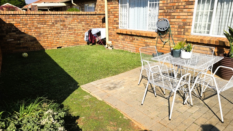 2 Bedroom Property for Sale in Faerie Glen Gauteng