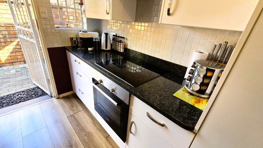2 Bedroom Property for Sale in Faerie Glen Gauteng