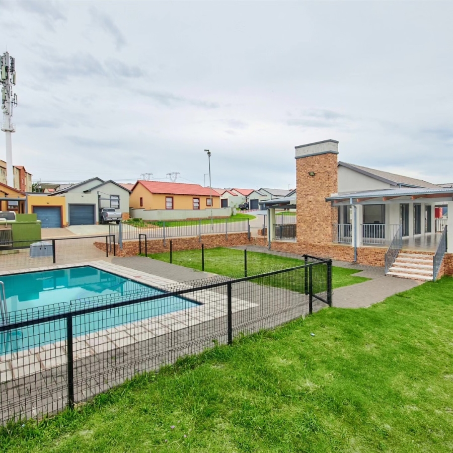 To Let 2 Bedroom Property for Rent in Kosmosdal Gauteng