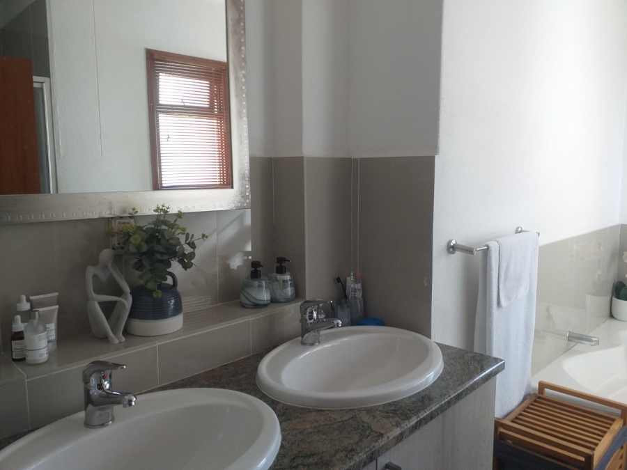 2 Bedroom Property for Sale in Dunkeld West Gauteng