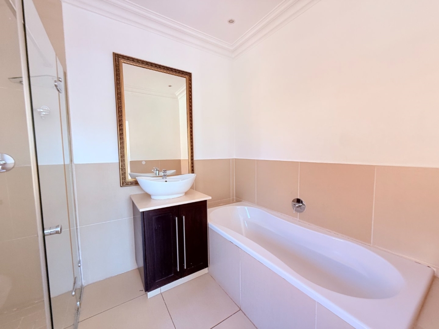 5 Bedroom Property for Sale in Blue Valley Golf Estate Gauteng